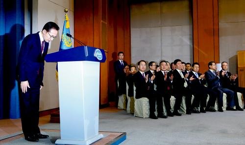 19 日,韓國總統李明博在首爾青瓦臺發表卸任演說。他將在24 日午夜結束任期,樸槿惠次日將宣誓就任總統。