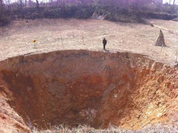 四川一村莊地陷轟隆隆響6天形成直徑20米天坑