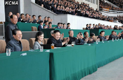 金正恩與李雪主視察羊角島足球場。 金正恩與李雪主視察羊角島足球場。