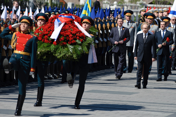 2013年5月8日,俄羅斯總統(tǒng)普京(右二)、總理梅德韋杰夫(右一)在莫斯科無名烈士墓出席敬獻(xiàn)花圈儀式。
攝影:新華社記者 姜克紅